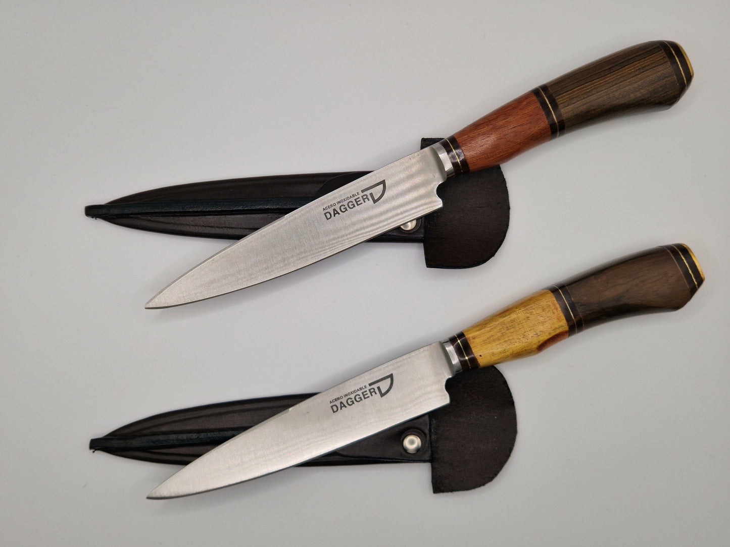 Set mit 2 farbigen und gebogenen Holzmessern – einzigartiges Modell