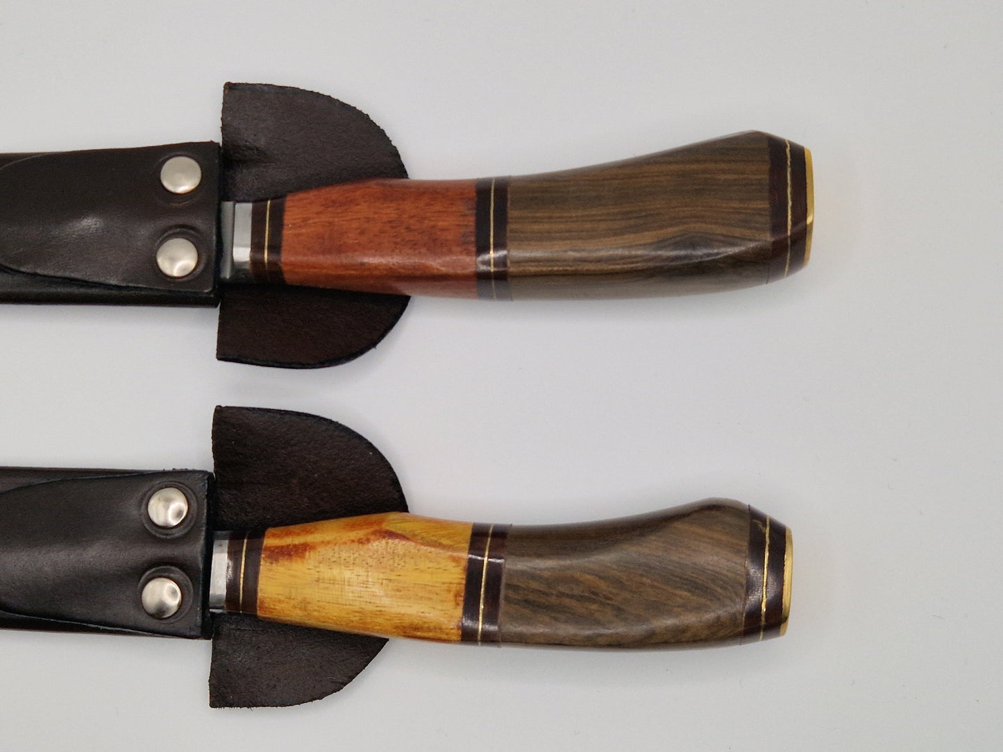 Set mit 2 farbigen und gebogenen Holzmessern – einzigartiges Modell