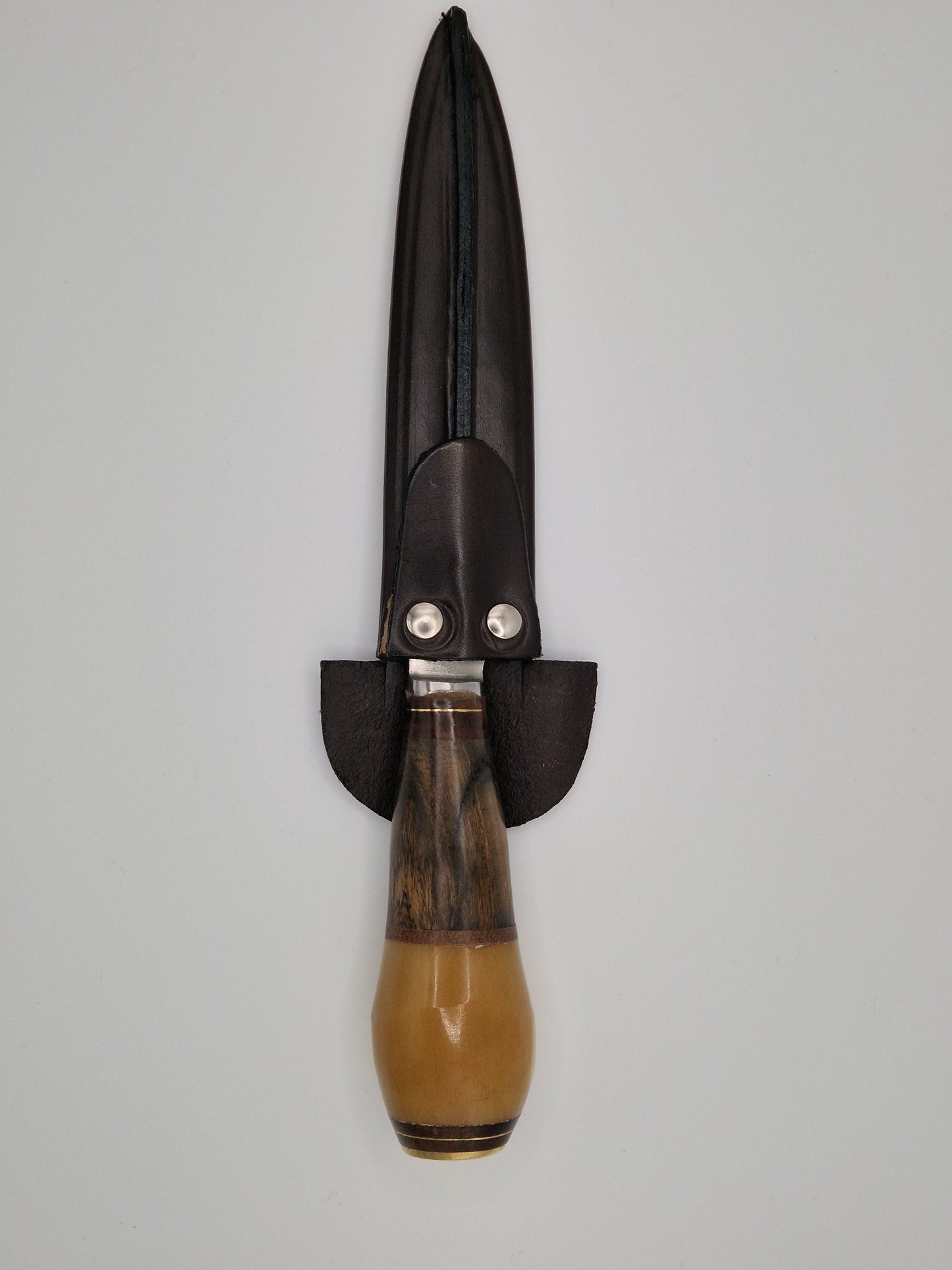 Coltello in legno di mucca scura e osso