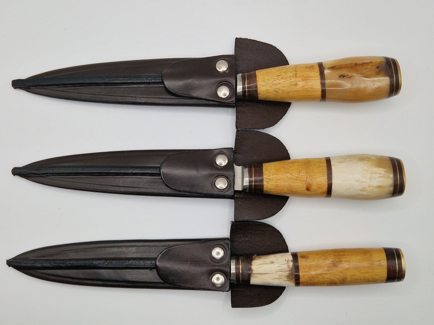 Couteaux en Bois Clair et Os de Vache