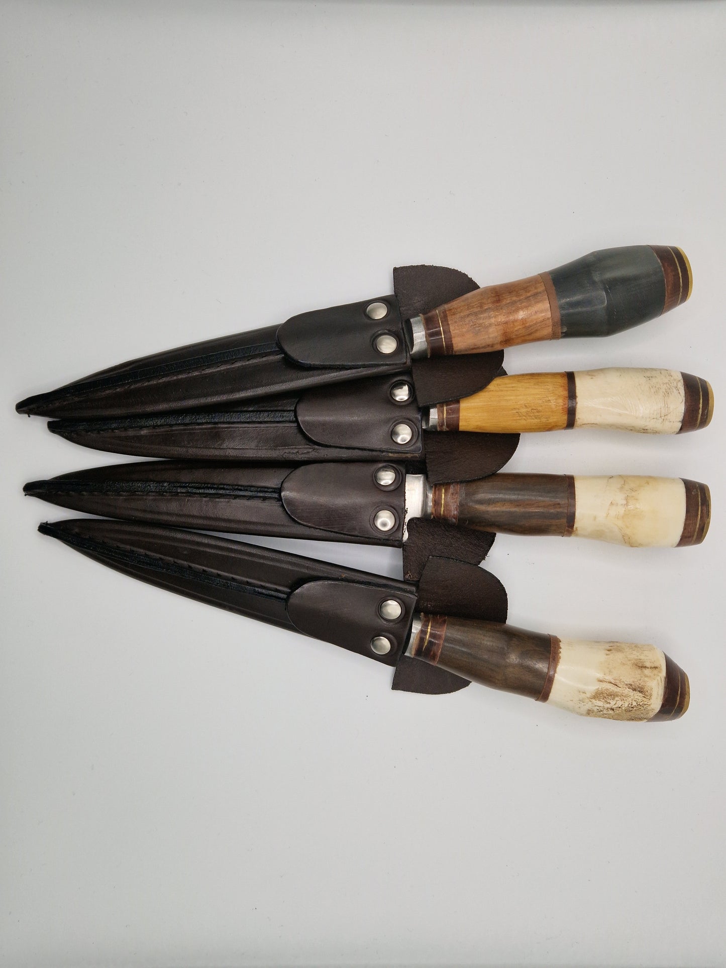 Coltelli in legno e osso di mucca